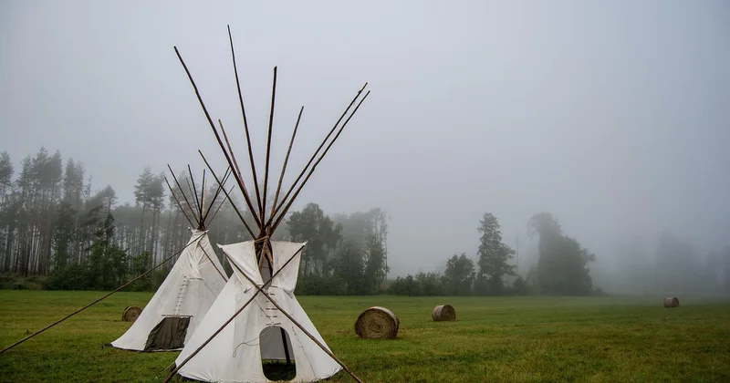 Tipi, bulle, cabane perchée ou dôme : quel choix pour un couple ?